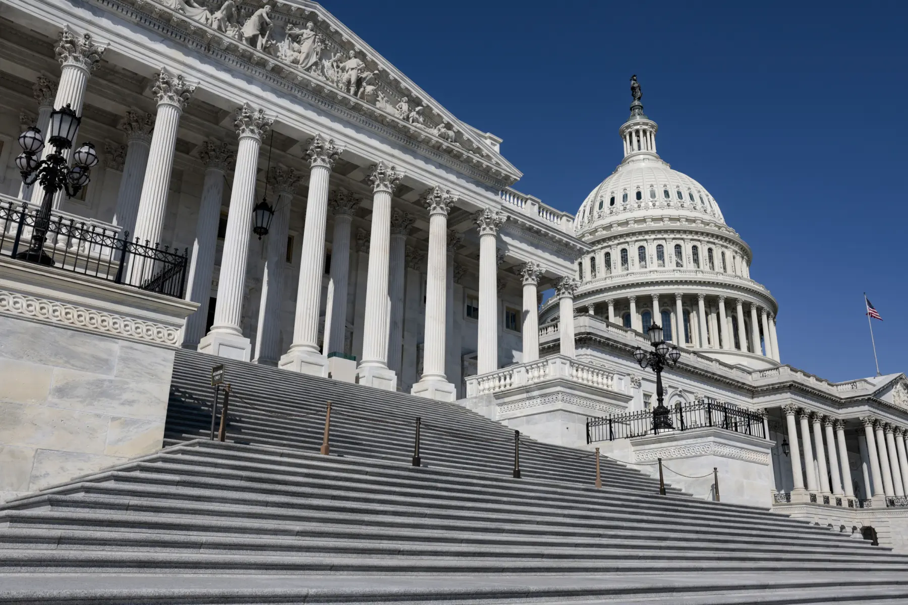 Side image of the U.S. Capitol Building